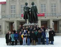 Die Reisegruppe vor dem Theater in Weimar, unter Goethe und Schiller