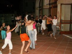Tanzmdchen bei der Abschiedsparty im Villino Rossi