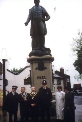 Die Brgermeister von Bury und Schorndorf vor dem Peel-Denkmal