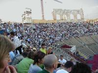 Die R�nge in der Arena f�lllen sich allm�hlich