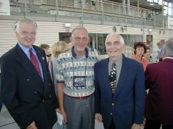 Herr Claus aus Worms begr��t Mayor DuPont und Byron Findley